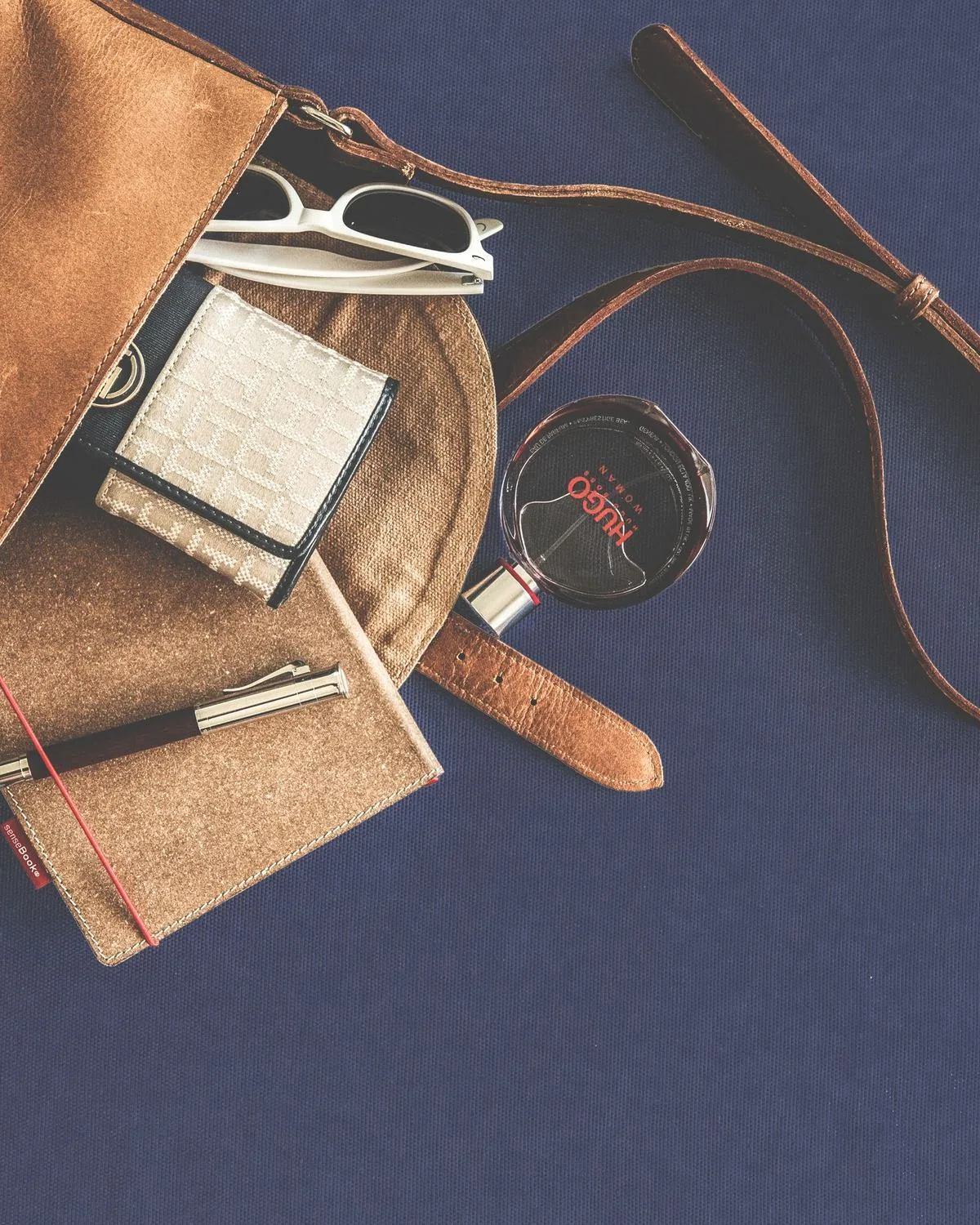 Perforált bőr crossbody táska