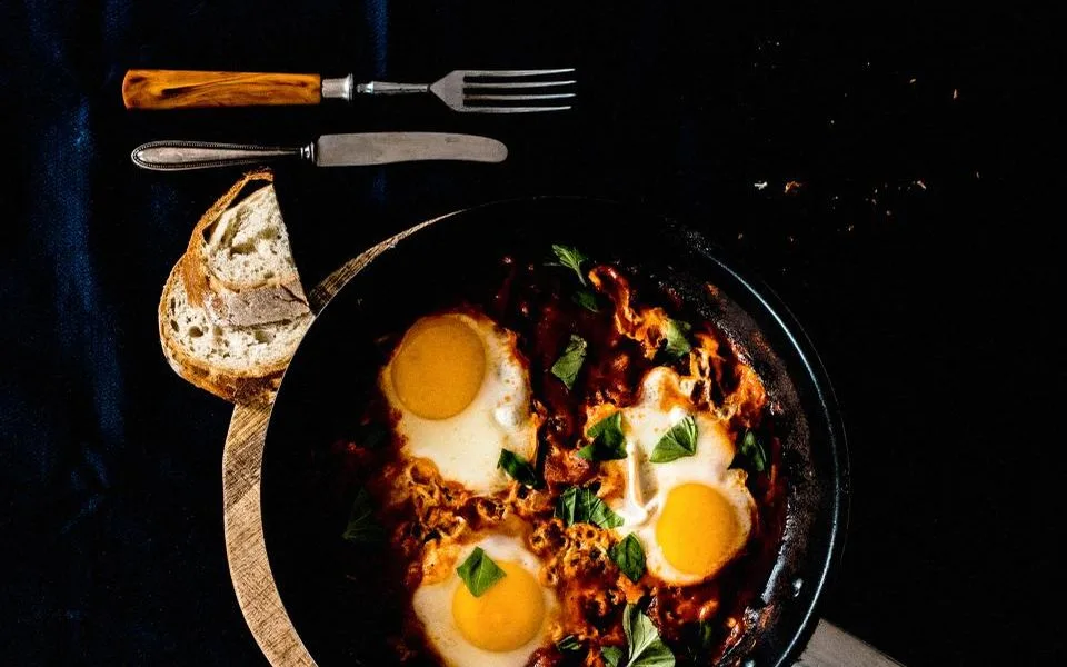 Tapadásmentes vagy öntöttvas? Melyiket mire használd, és hogyan ápold