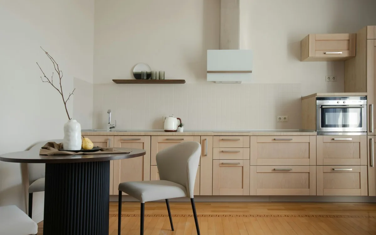 Small dining room, big table: sizing rules