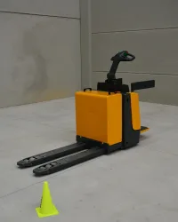 Elektromos gyalogkíséretű raklapemelő, 1500 kg, Li-ion