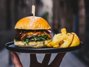 BBQ baconburger hagymakarikával