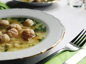 Tiszta marhahúsleves májgombóccal