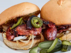 Tépett sertés burger jalapeñóval