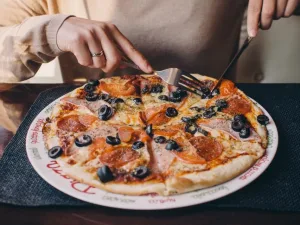 Fakanál pizza sonkával és szalámival