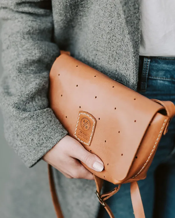 Perforált bőr crossbody táska
