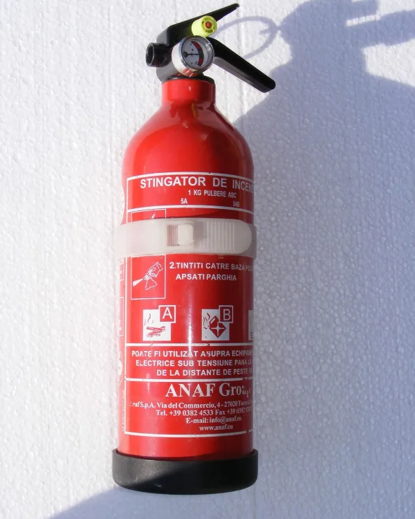 Kulcsmester 1 kg-os ABC porral oltó autóba, tartókonzollal
