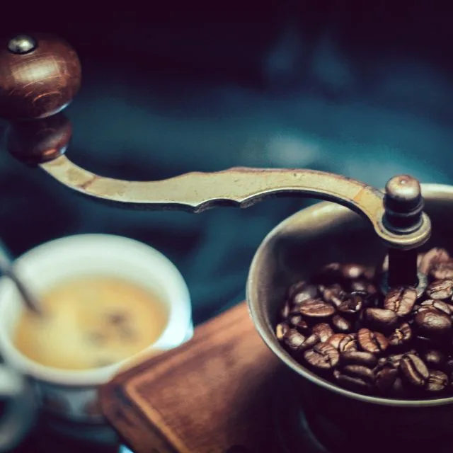 Retró kézi kávédaráló