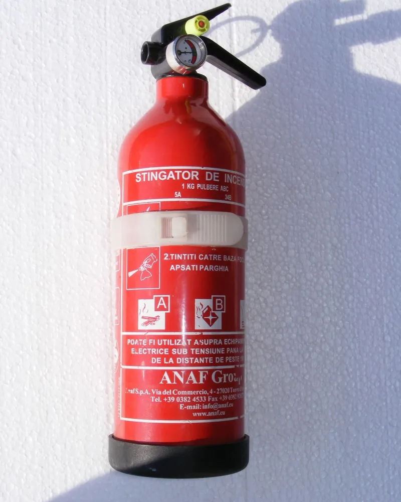 Kulcsmester 1 kg-os ABC porral oltó autóba, tartókonzollal