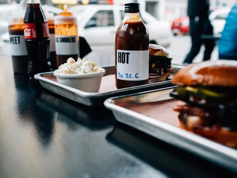 BBQ baconburger hagymakarikával