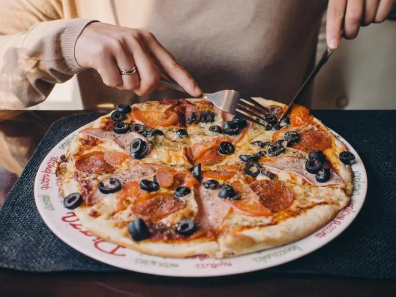 Fakanál pizza sonkával és szalámival
