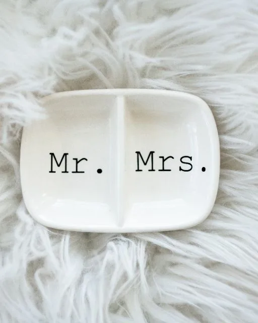 Mr & Mrs ékszertálka egyedi felirattal